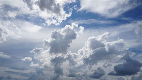 天上彩雲怎麼形成?雲朵的形狀和顏色與天空的美學有何關係?